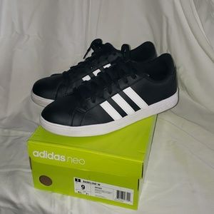 Women's Adidas Baseline Sneakers Sz 9